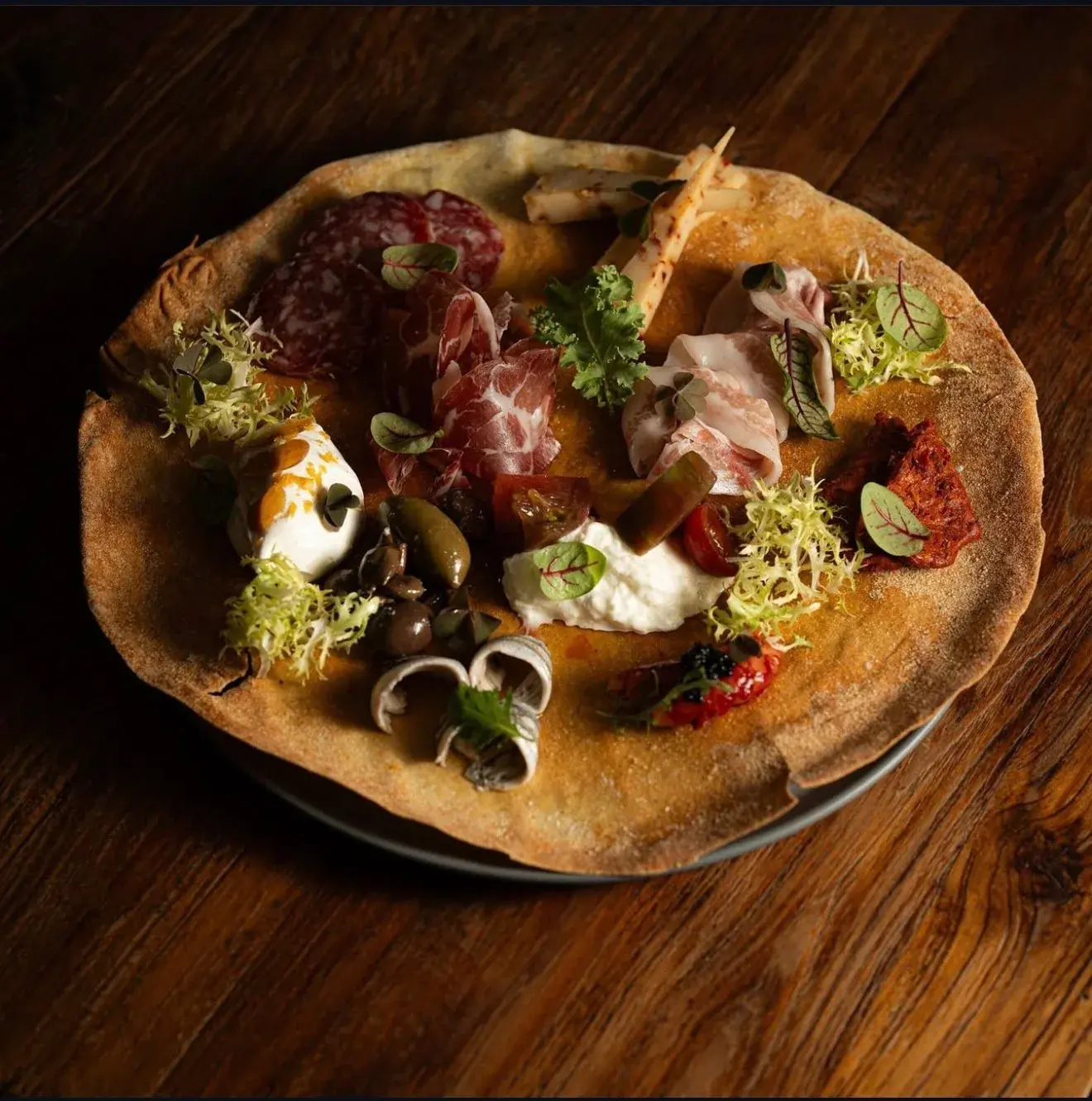 Großzügige Antipasti-Platte mit Salami, Schinken und Burrata