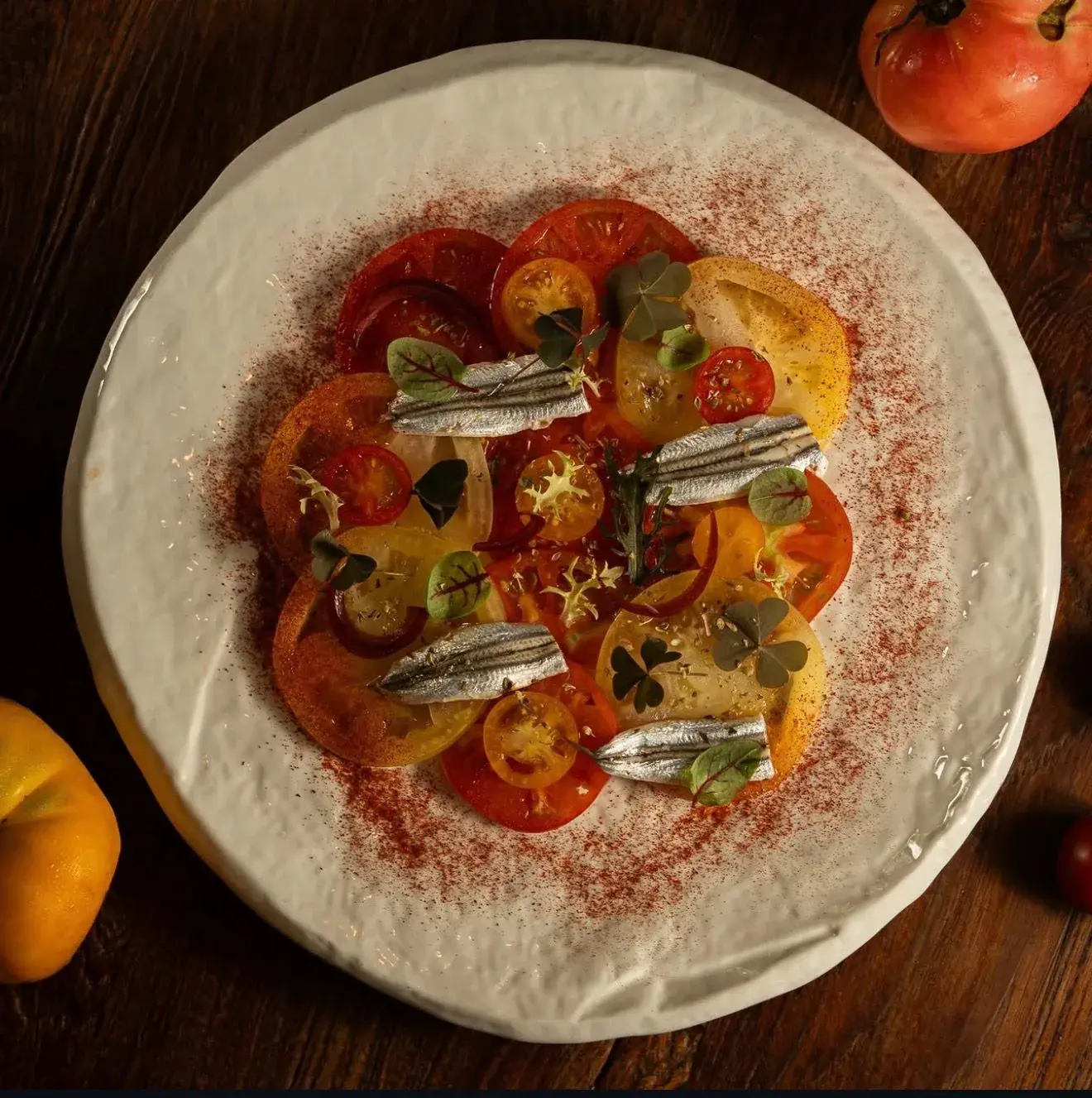 Carpaccio aus Tomate und Sardine mit Paprikapulver